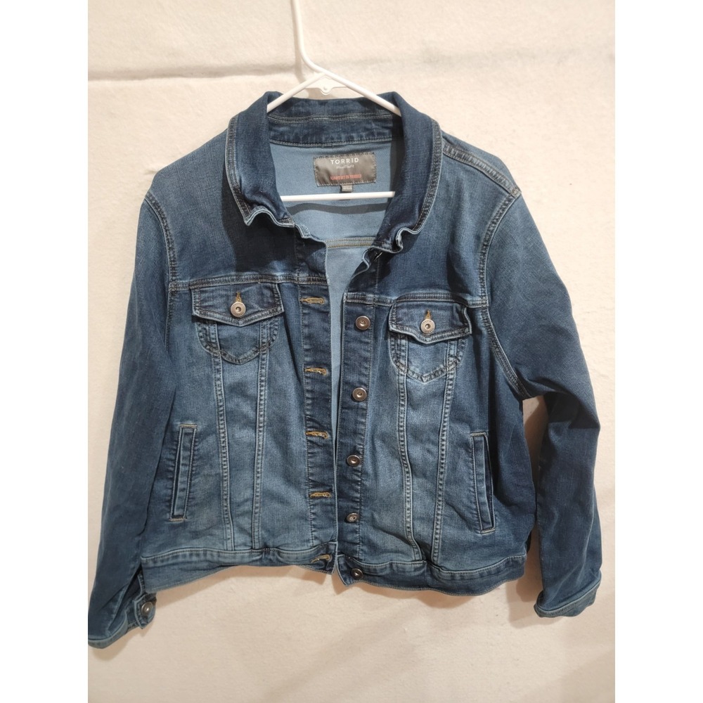 Torrid Denim Trucker Jacket Womens 2 2X Blue Wash Stretch Jean Coat Classic Boho